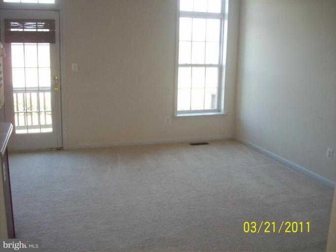 41950 Beryl Terrace Stone Ridge, VA 20105 - Photo 8 of 19 Living Room