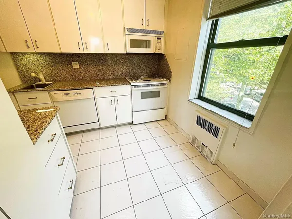 $2,900 | 100-25 Queens Boulevard, Unit 3M | Rego Park