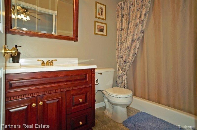 10001 Oak Grove Road Howell, MI 48855 - Photo 13 of 25 Guest Bathroom.JPG