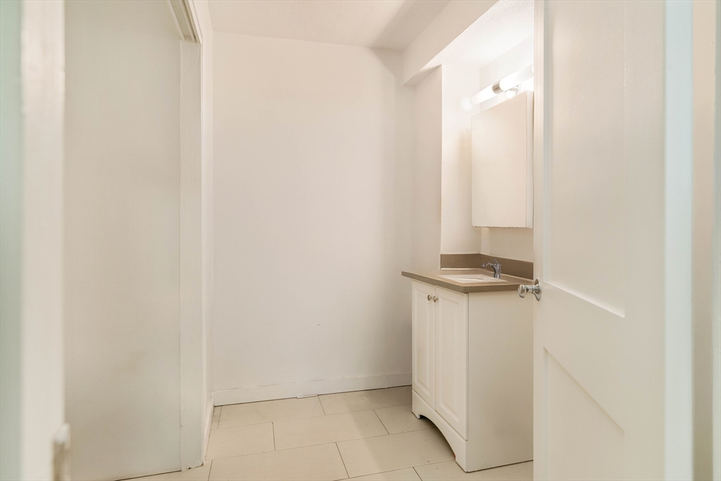 5 North Margin Street, Unit 2 Boston, MA 02113 - Photo 4 of 12 unknown
