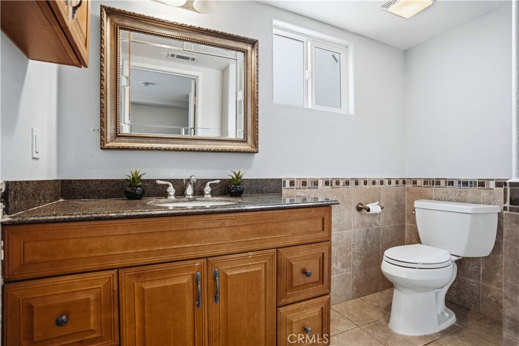 6568 Balzac Circle Riverside, CA 92506 - Photo 13 of 62 Downstairs primary en-suite bathroom