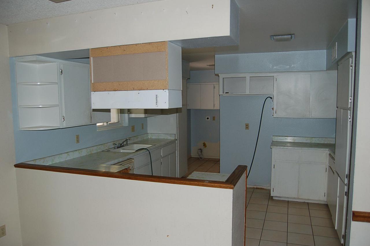 4231 West Hatcher Road Phoenix, AZ 85051 - Photo 4 of 9 KITCHEN