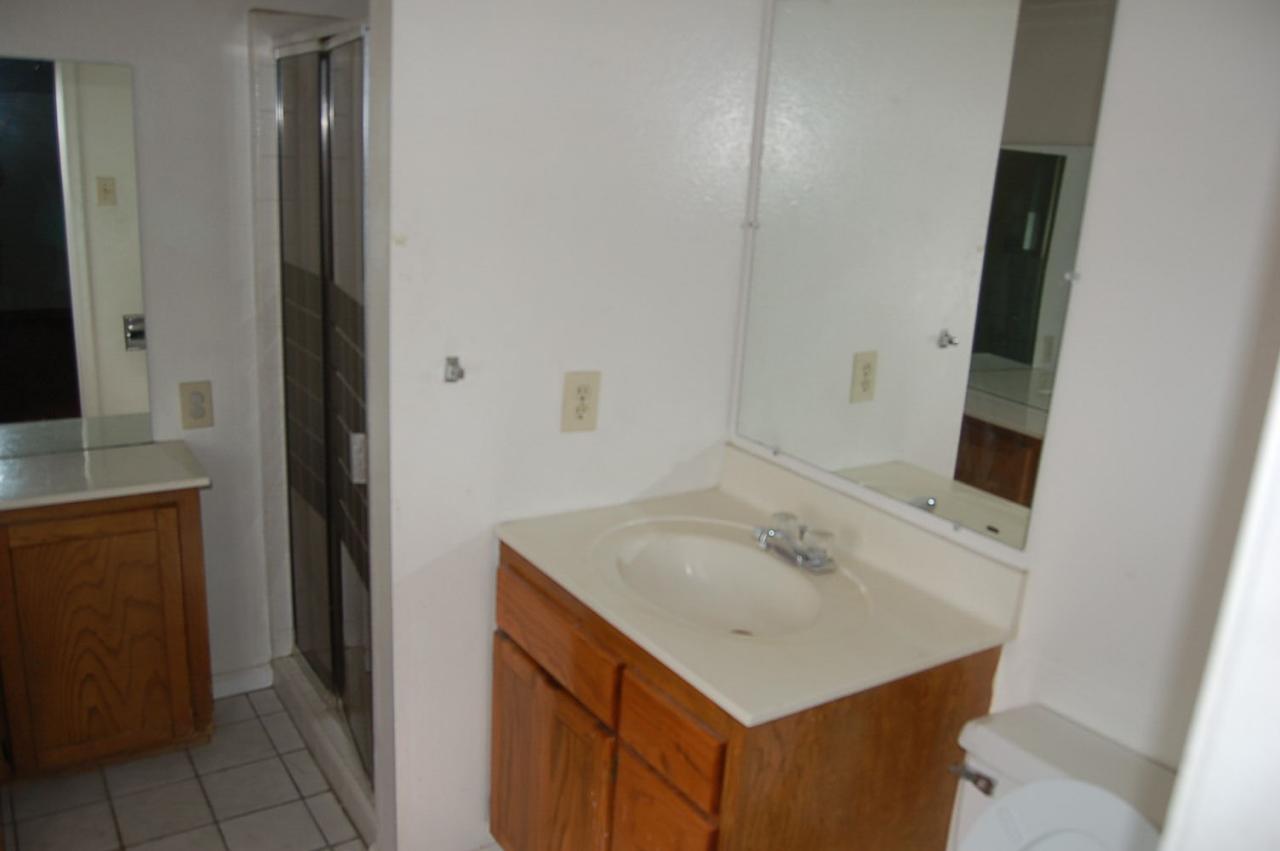 4231 West Hatcher Road Phoenix, AZ 85051 - Photo 7 of 9 MASTER BATH