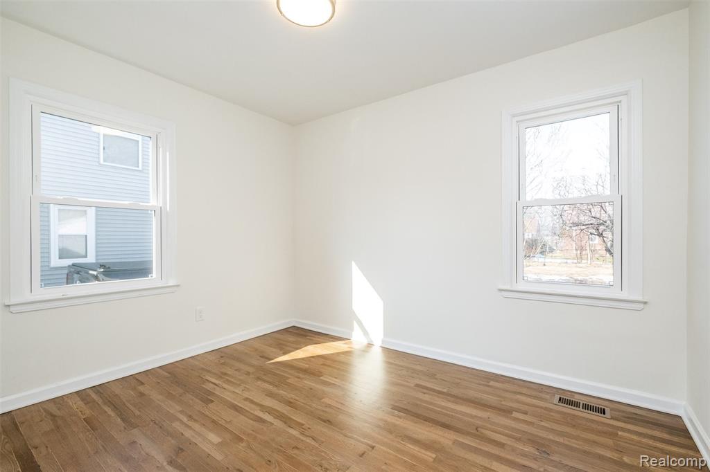 1560 Cambridge Road Berkley, MI 48072 - Photo 6 of 25 Gallery Image 6