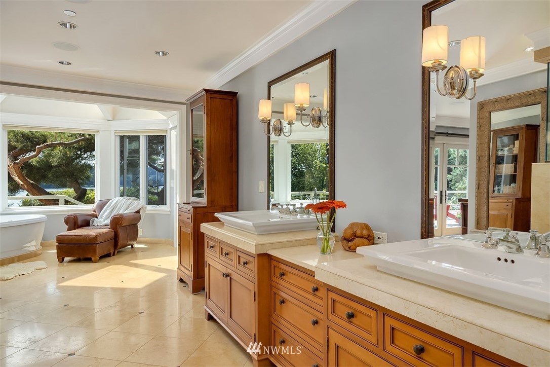 17 Brook Bay Road Mercer Island, WA 98040 - Photo 14 of 25 a spacious bathroom with sink and a large mirror