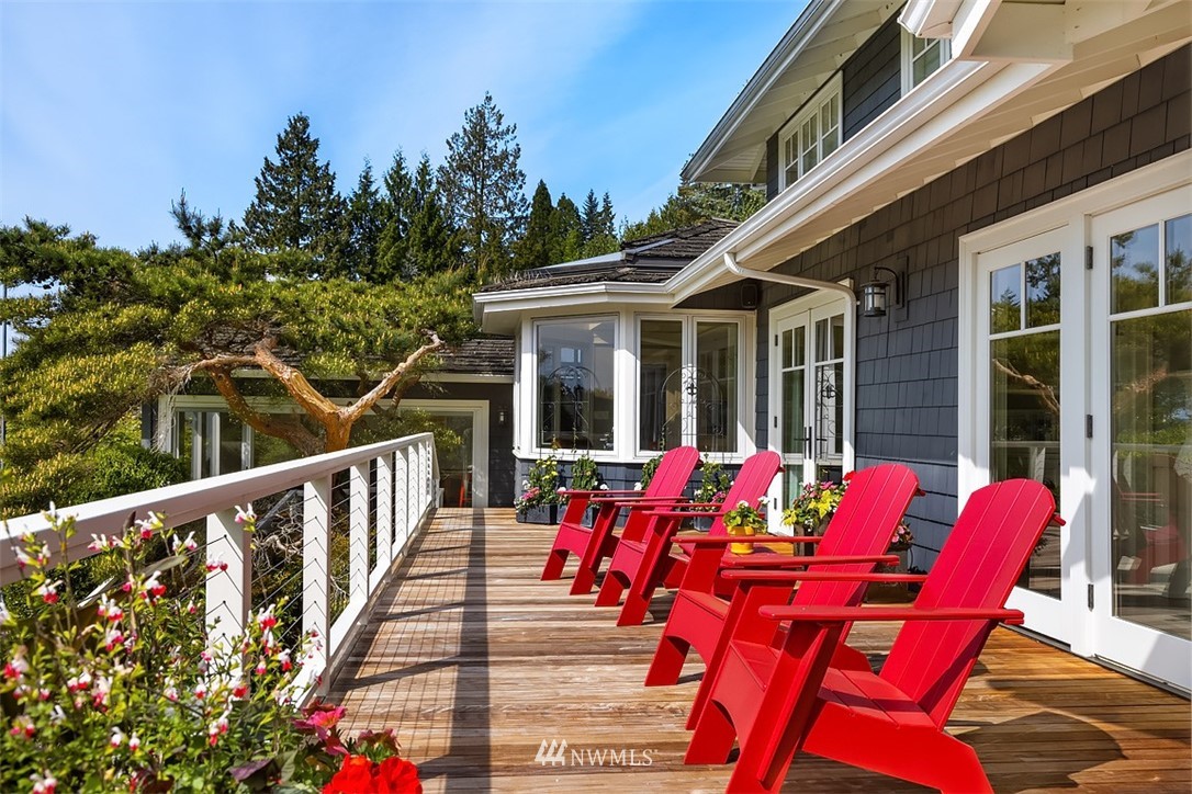 17 Brook Bay Road Mercer Island, WA 98040 - Photo 21 of 25 a view of deck with a table and chairs and wooden floor