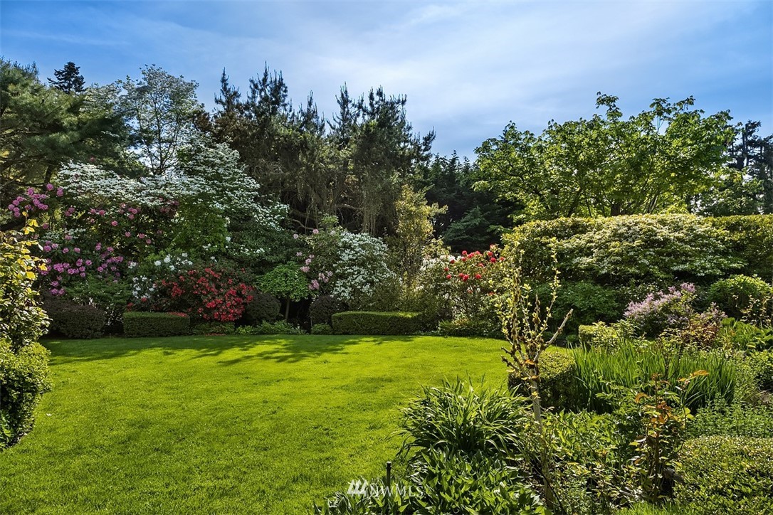 17 Brook Bay Road Mercer Island, WA 98040 - Photo 24 of 25 a view of a garden with a building in the background
