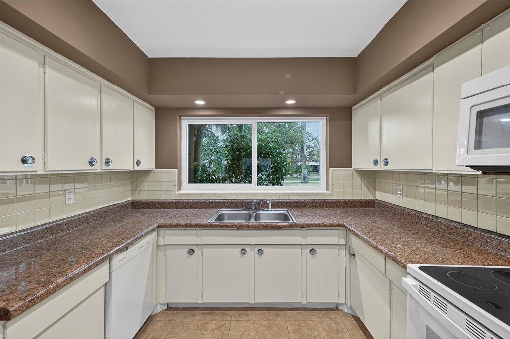 2750 Southeast 3rd Street Pompano Beach, FL 33062 - Photo 23 of 54