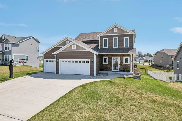 $587,500 | 526 Spur Road, Slinger, WI 53086