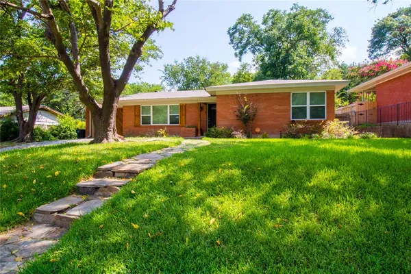$2,075 | 3120 Covert Avenue, Fort Worth, TX 76133