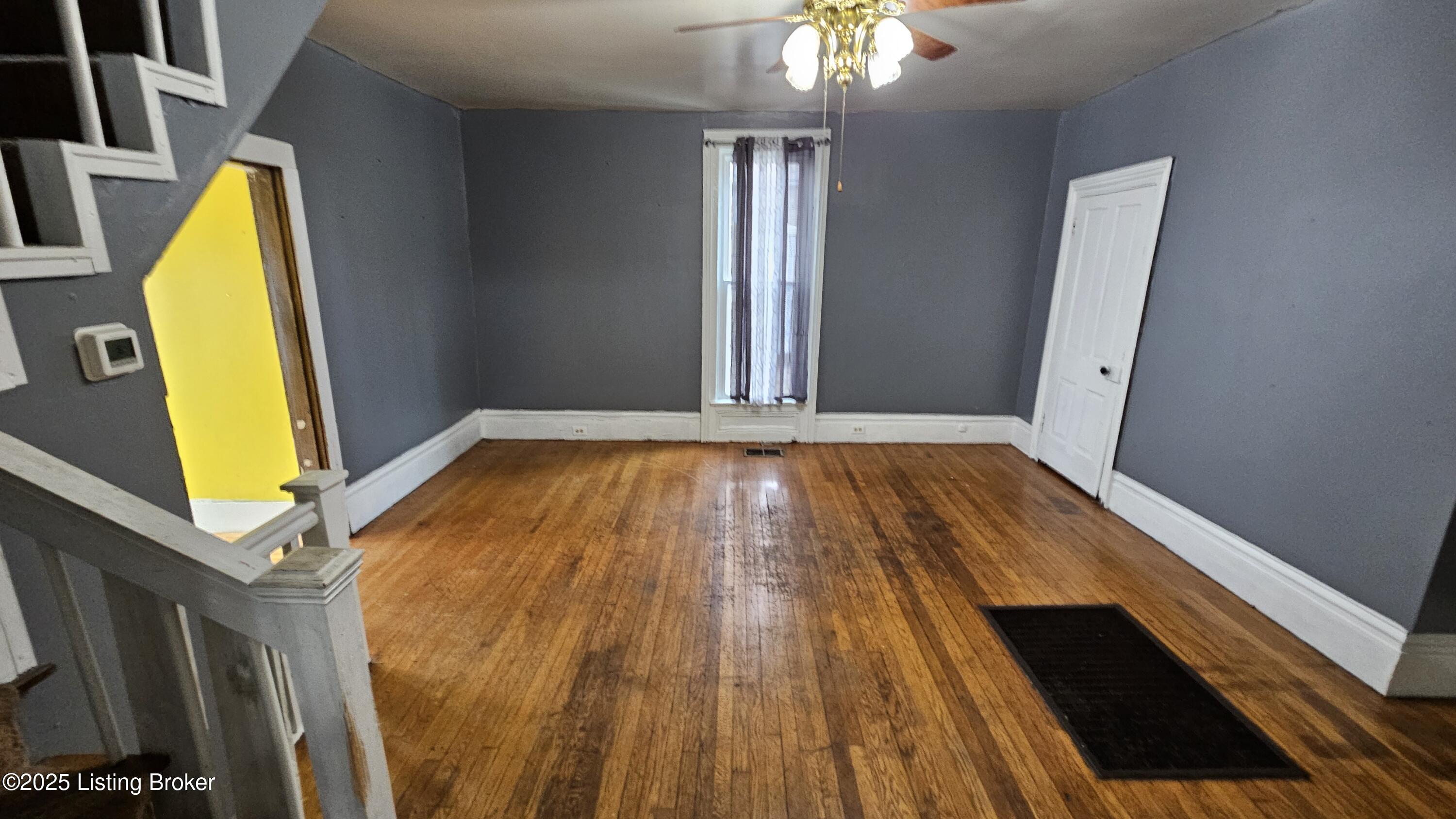 200 West High Street Springfield, KY 40069 - Photo 13 of 56 Living Room
