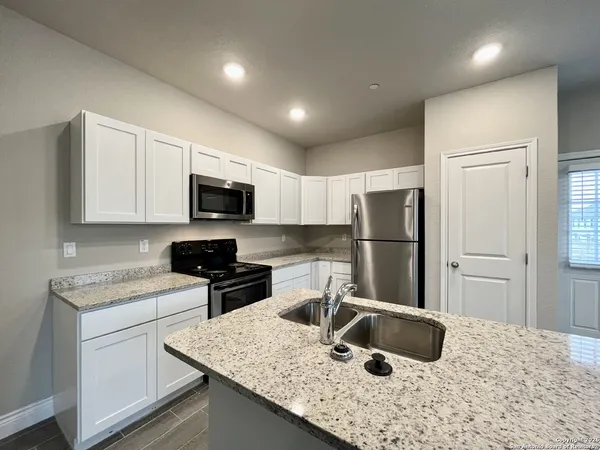 $1,425 | 7814 Savannah Brooks, Live Oak, TX 78233