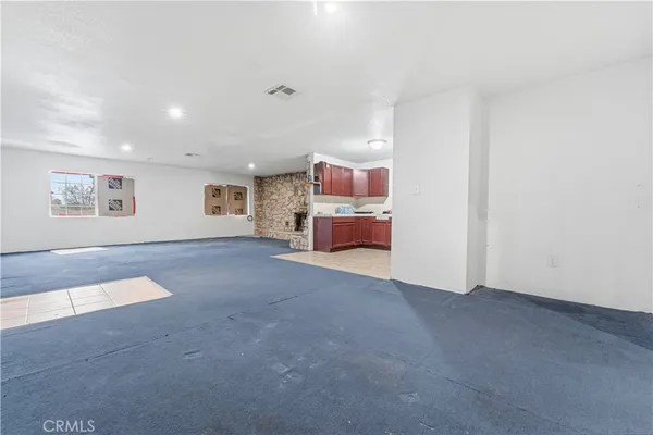 a view of livingroom with furniture