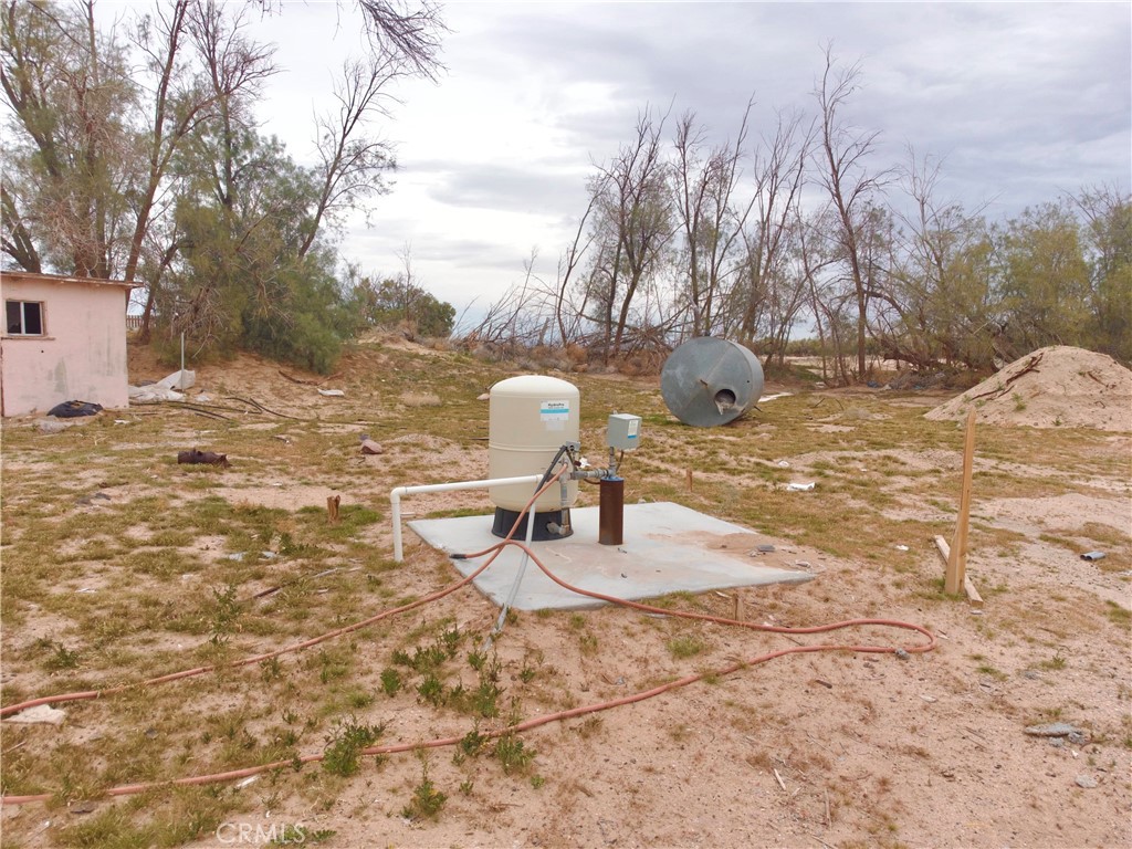 32900 Dune Road Newberry Springs, CA 92365 - Photo 27 of 40 a backyard of a house with table and chairs
