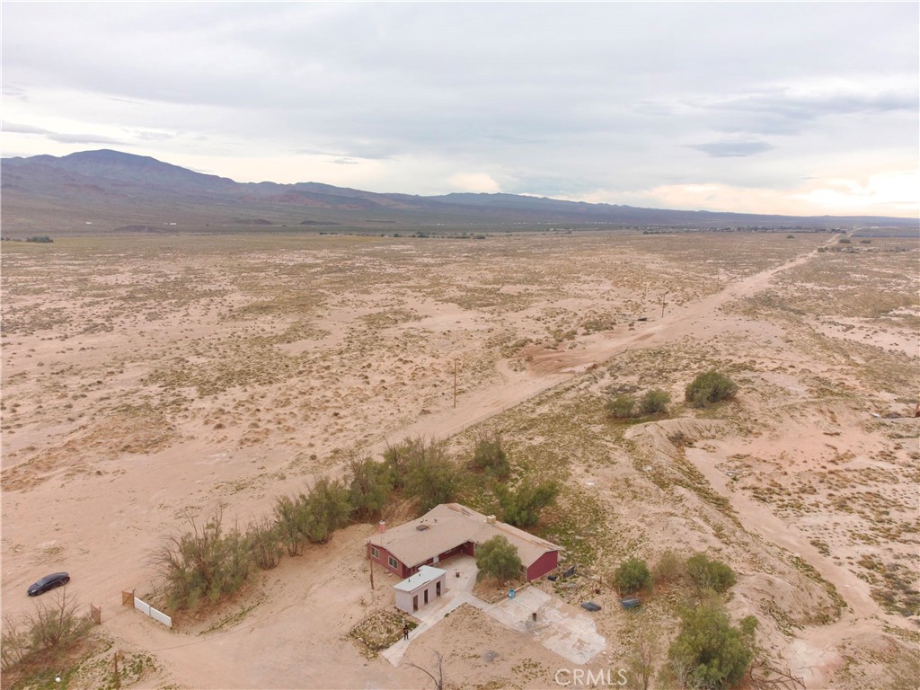 32900 Dune Road Newberry Springs, CA 92365 - Photo 36 of 40 a view of an lake and mountain