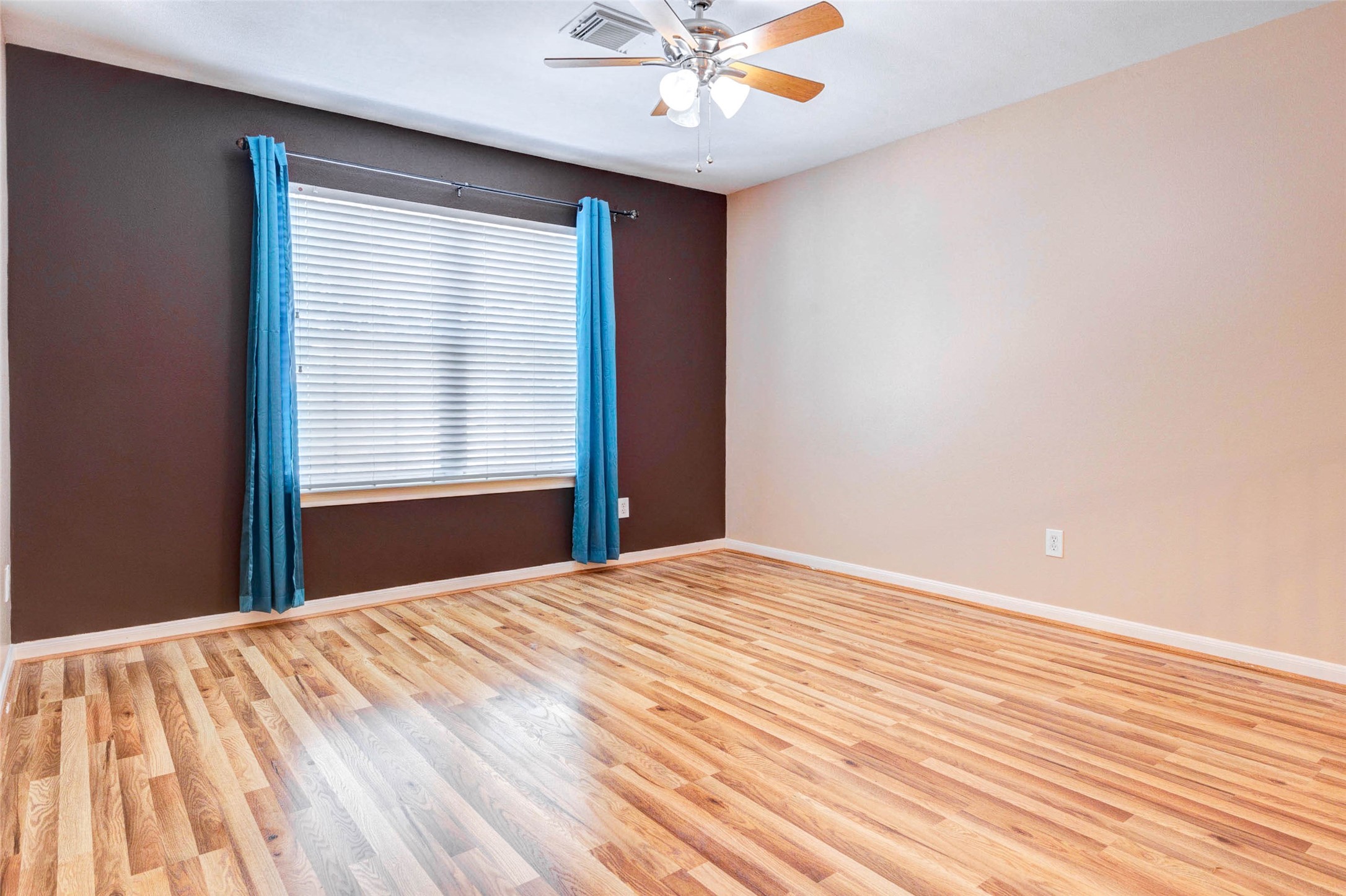14522 Durham Chase Lane Houston, TX 77095 - Photo 16 of 40 a bedroom with a bed and a window