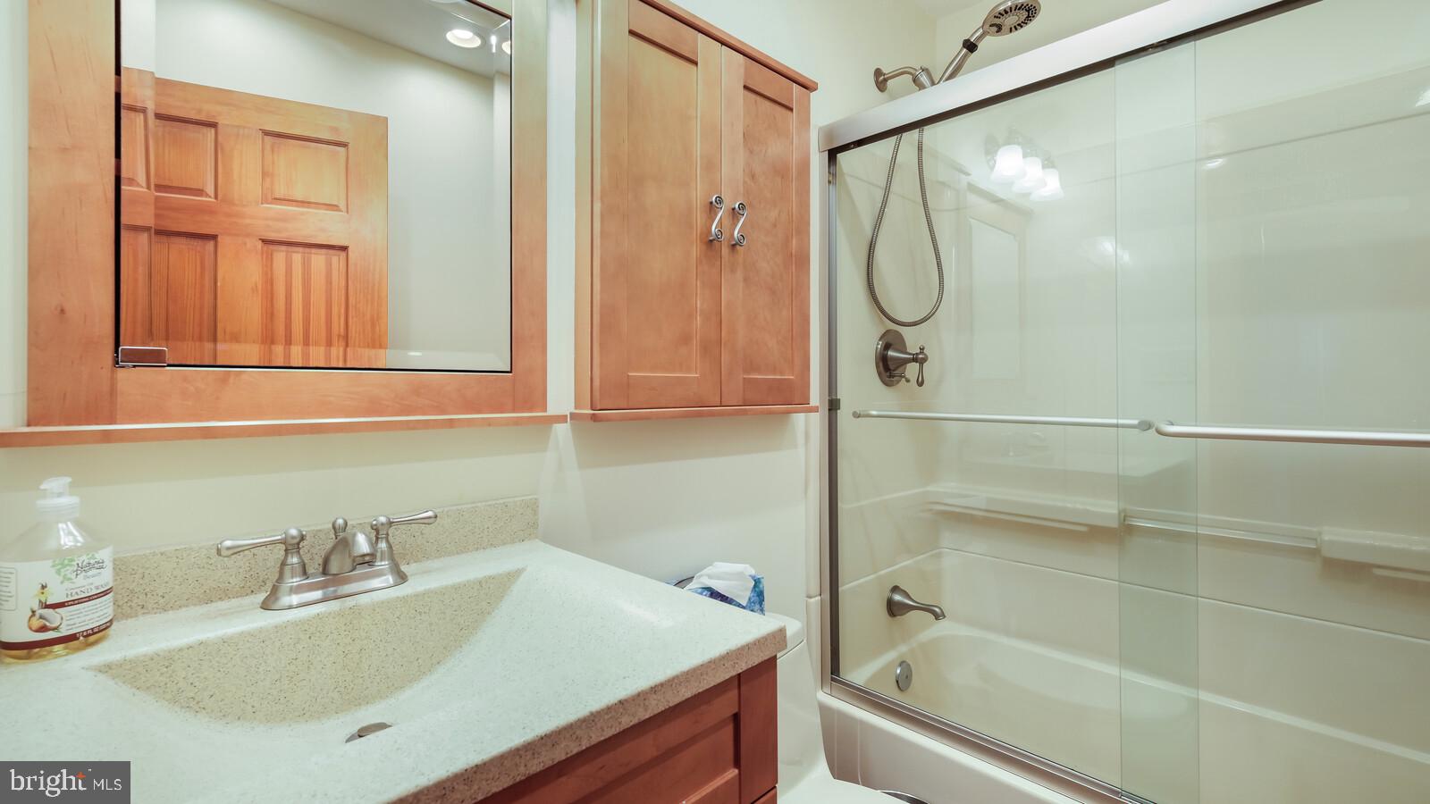 46 Middle Road Levittown, PA 19056 - Photo 14 of 24 Full Bath