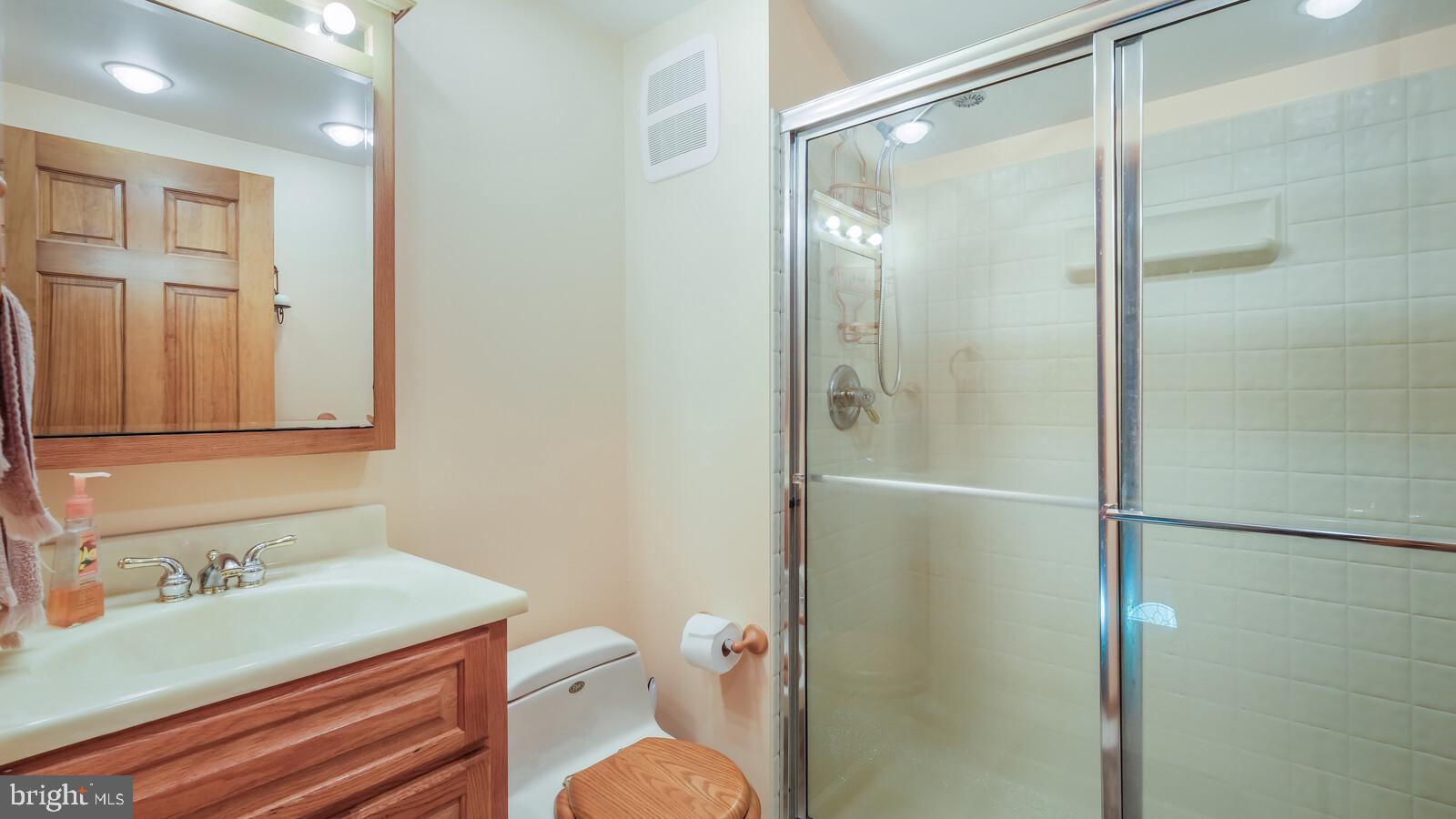 46 Middle Road Levittown, PA 19056 - Photo 20 of 24 Full Bath 2