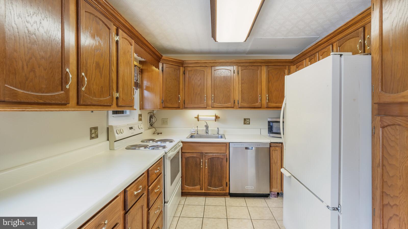46 Middle Road Levittown, PA 19056 - Photo 9 of 24 Kitchen