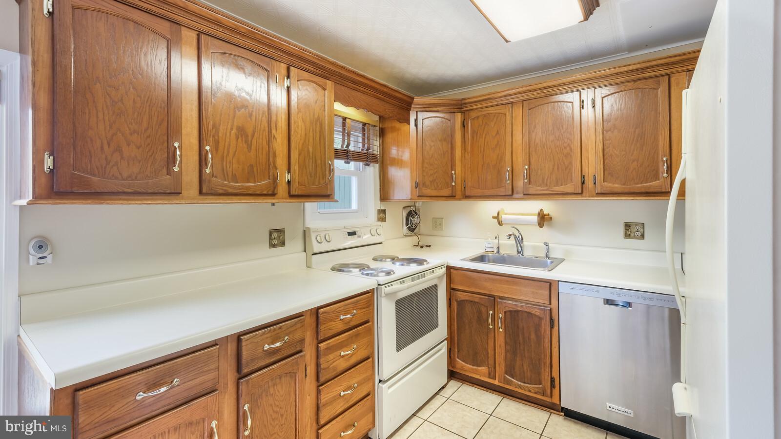 46 Middle Road Levittown, PA 19056 - Photo 10 of 24 Gallery Image 10