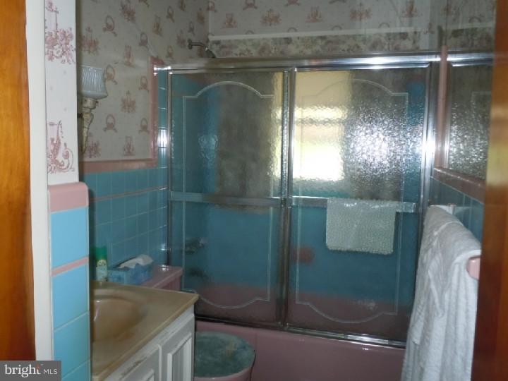 168 South Pleasantview Road Pottstown, PA 19464 - Photo 9 of 13 a bathroom with shower