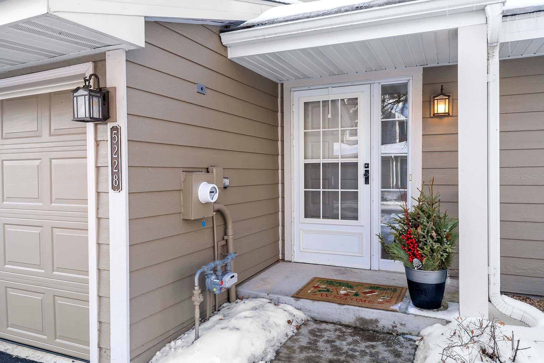 5228 Silver Maple Circle Hopkins, MN 55343 - Photo 4 of 38