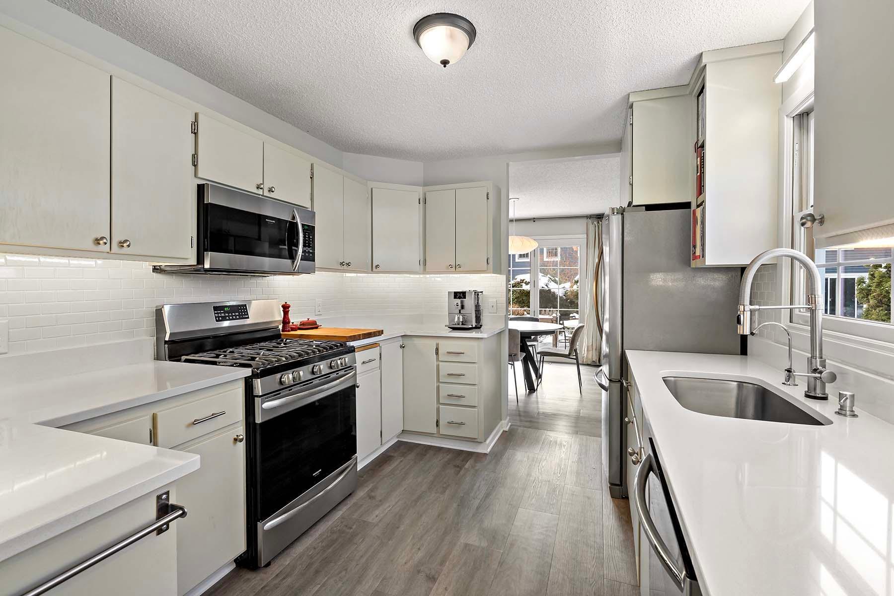 5228 Silver Maple Circle Hopkins, MN 55343 - Photo 7 of 38