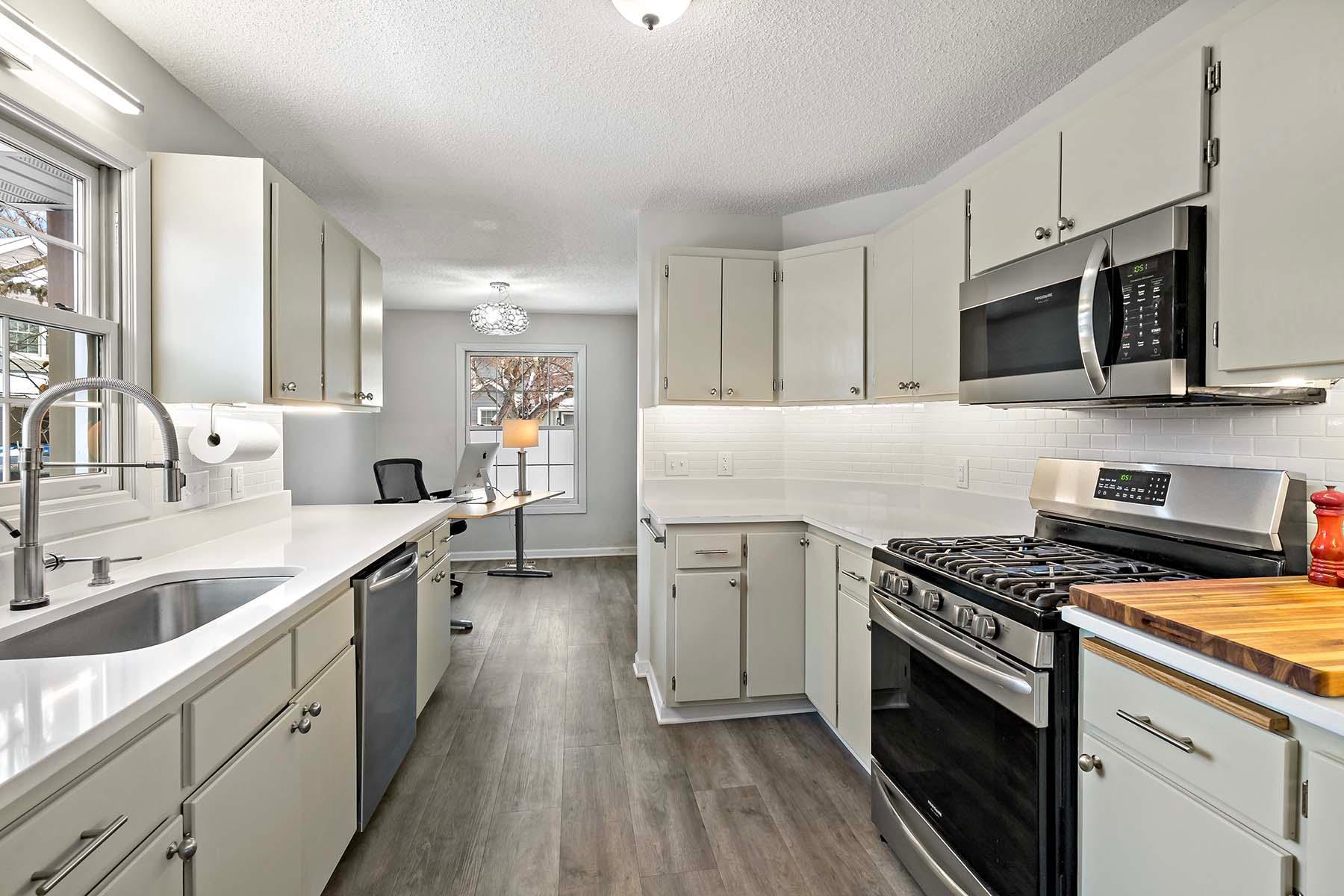 5228 Silver Maple Circle Hopkins, MN 55343 - Photo 9 of 38