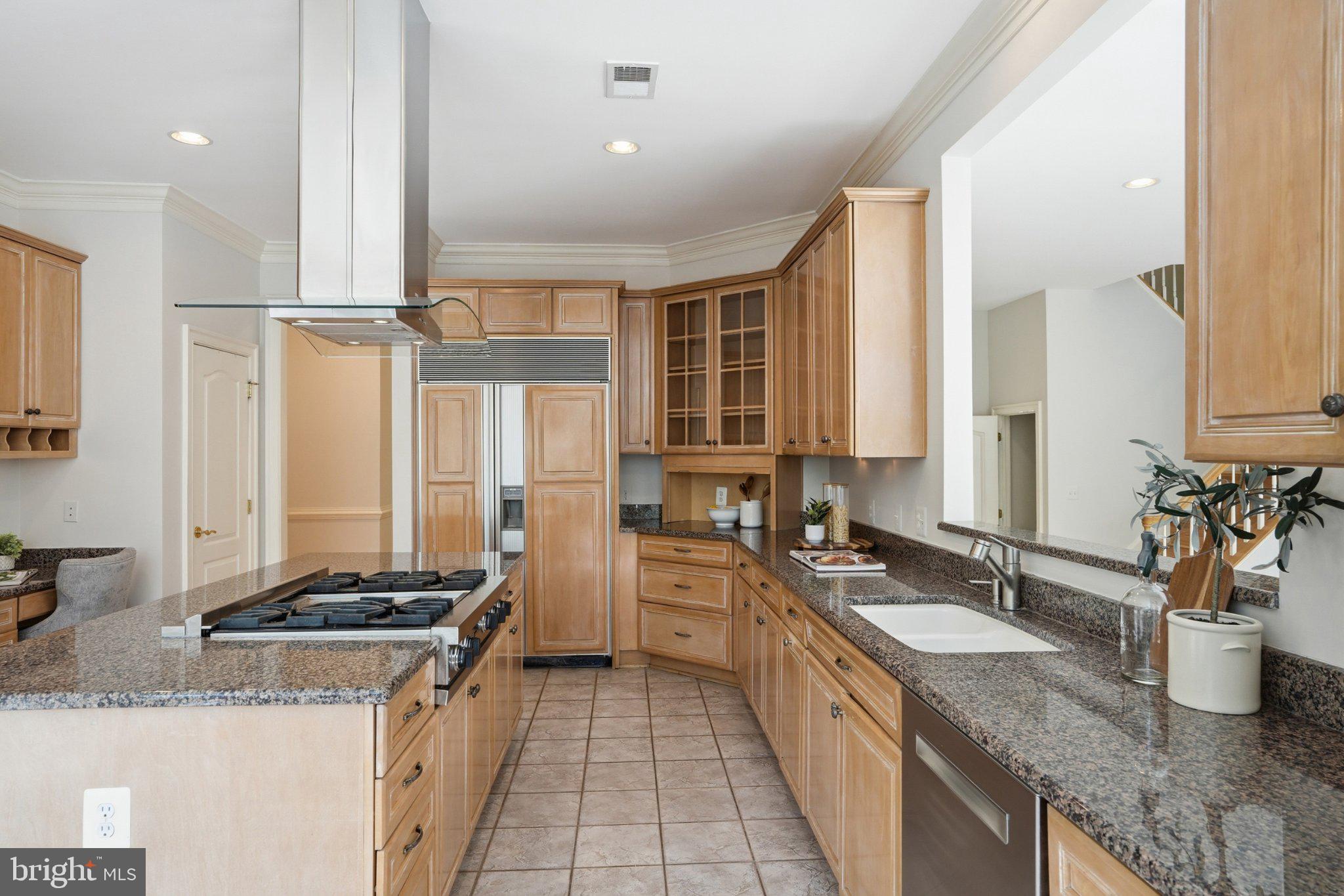 891 Chinquapin Road McLean, VA 22102 - Photo 29 of 78 Modern kitchen with elegant finishes.
