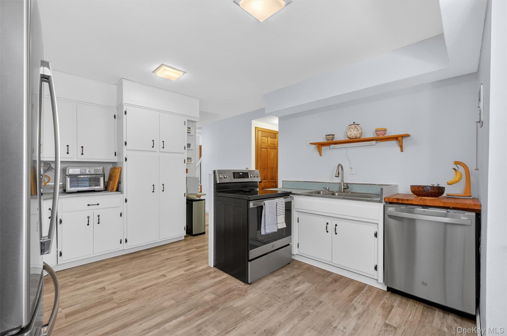 22 Hatfield Road Mahopac, NY 10541 - Photo 11 of 46 Working area of the eat in kitchen.