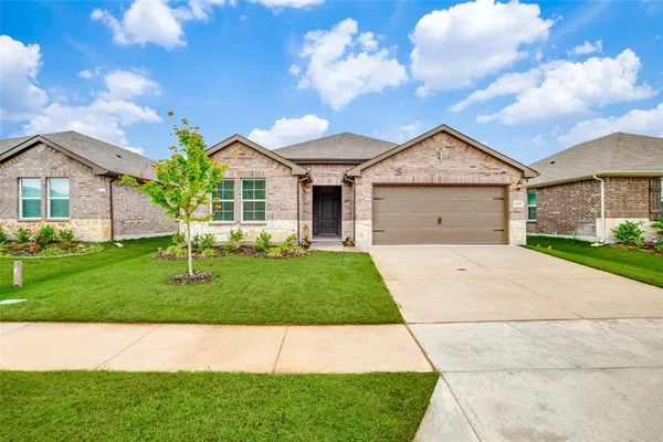 a view of a house with a back yard