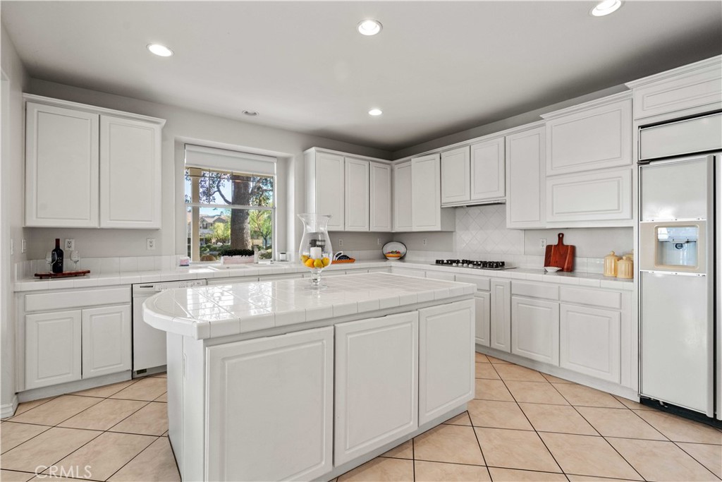 27053 Island Road Valencia, CA 91355 - Photo 19 of 57 Kitchen with Lake View