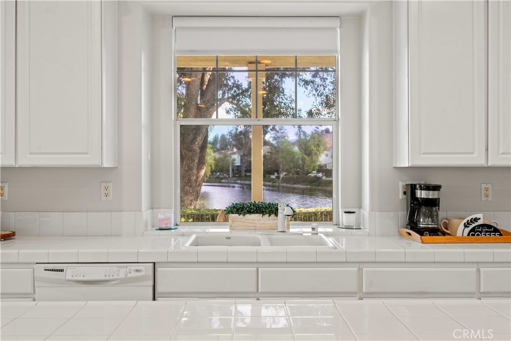 27053 Island Road Valencia, CA 91355 - Photo 20 of 57 Kitchen with Lake View