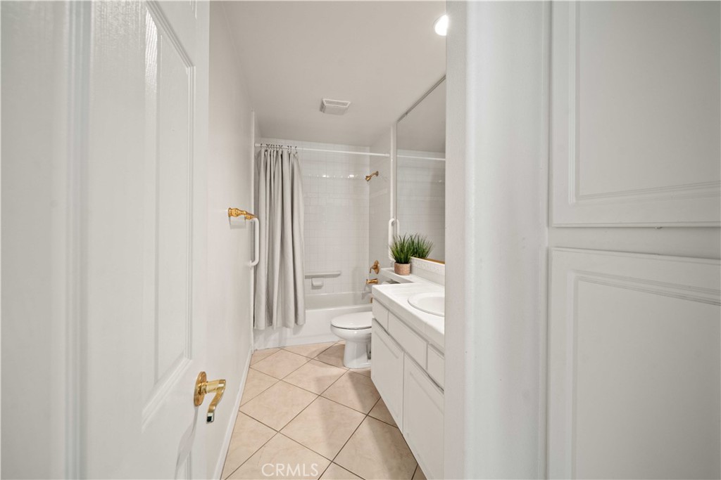 27053 Island Road Valencia, CA 91355 - Photo 24 of 57 Downstairs Full Bath