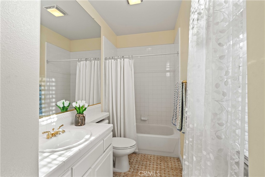 27053 Island Road Valencia, CA 91355 - Photo 40 of 57 Upper Ensuite Bath