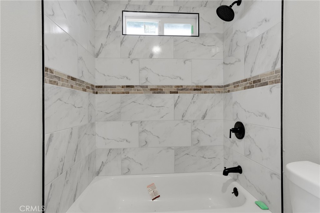 3308 Cannes Avenue Riverside, CA 92501 - Photo 21 of 38 a bathroom with a bathtub