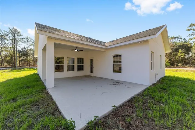 a view of a house with backyard and garden