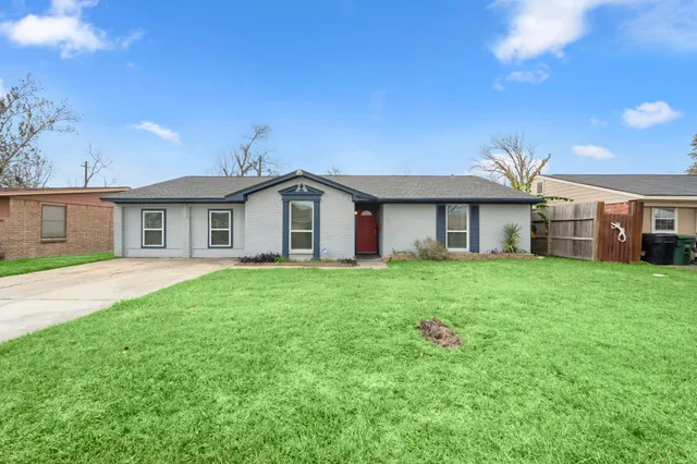 a view of a house with a backyard