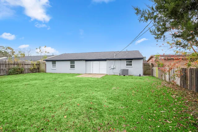 a view of a house with backyard