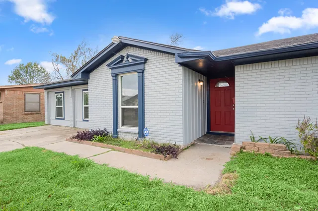 a front view of house with yard