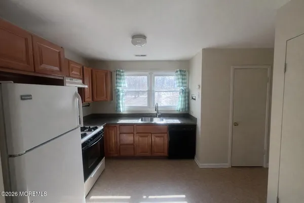 $1,800 | 16 Pin Oak Lane, Little Egg Harbor, NJ 08087
