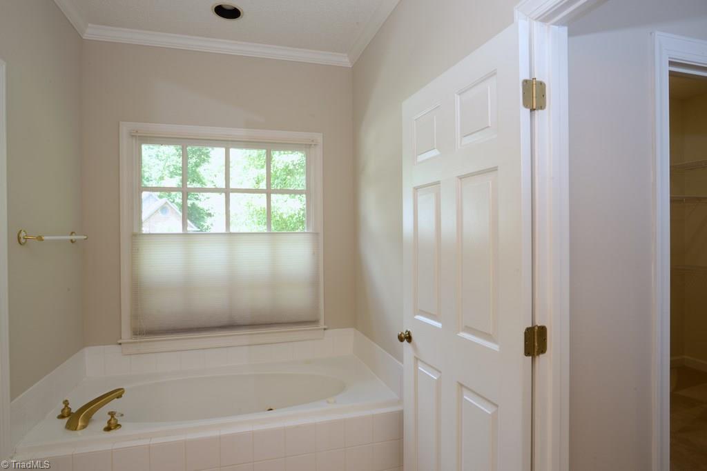 918 Flicker Lane High Point, NC 27262 - Photo 17 of 27 Soaking tub in Master Bath