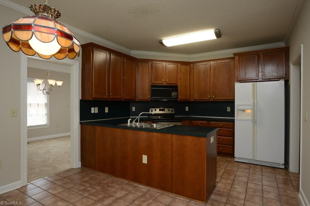 918 Flicker Lane High Point, NC 27262 - Photo 10 of 27 Kitchen with eat in breakfast room. Refrigerator to remain