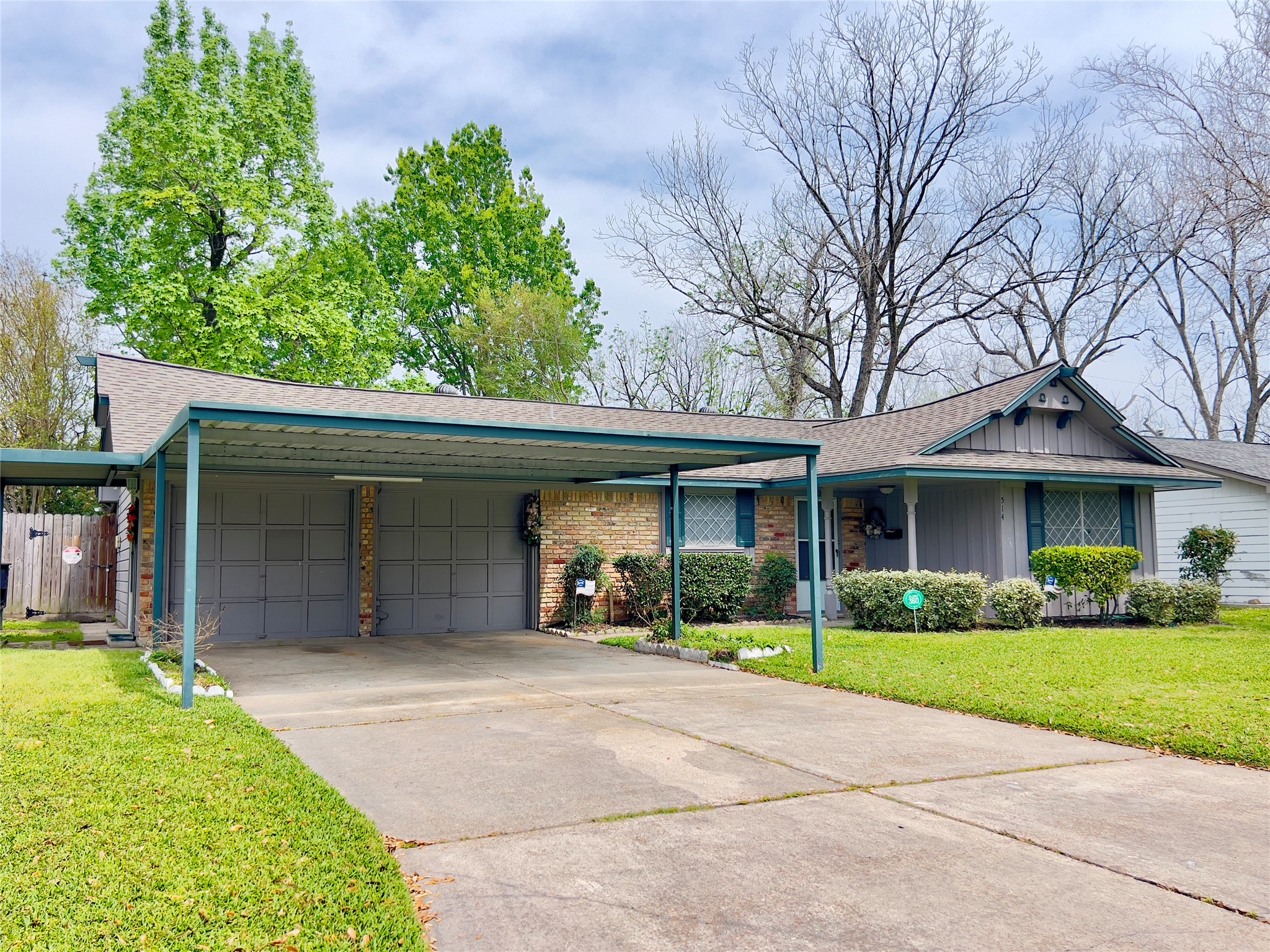 514 West Sunnyside Street Houston, TX 77091 - Photo 3 of 8 front view of a house with a yard