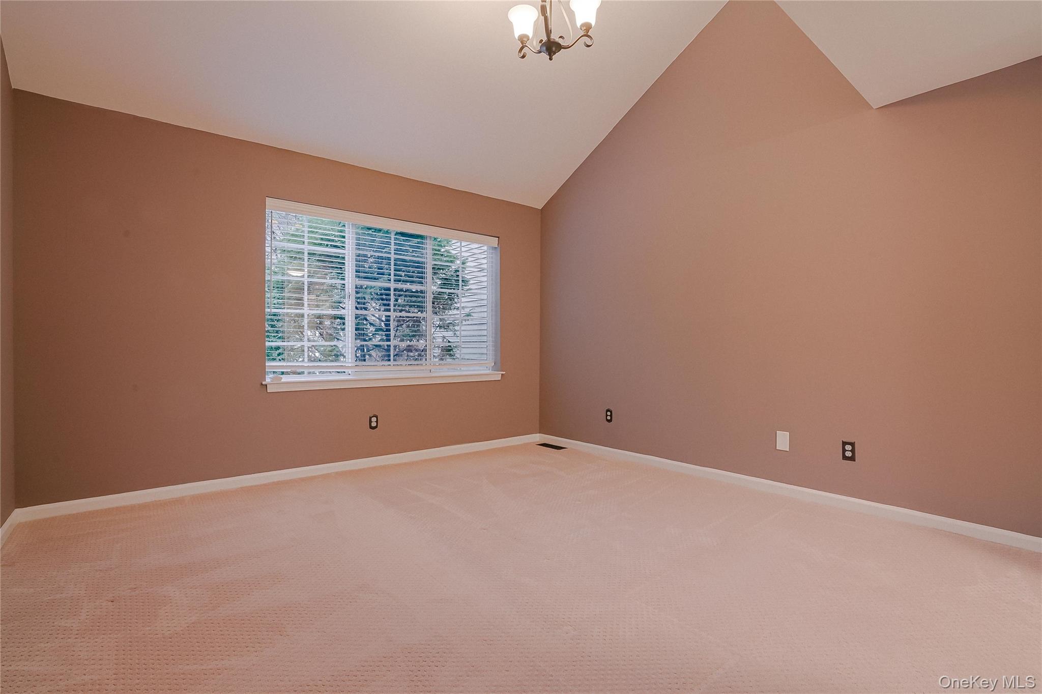 203 Park Ridge Lane White Plains, NY 10603 - Photo 7 of 30 an empty room with a window