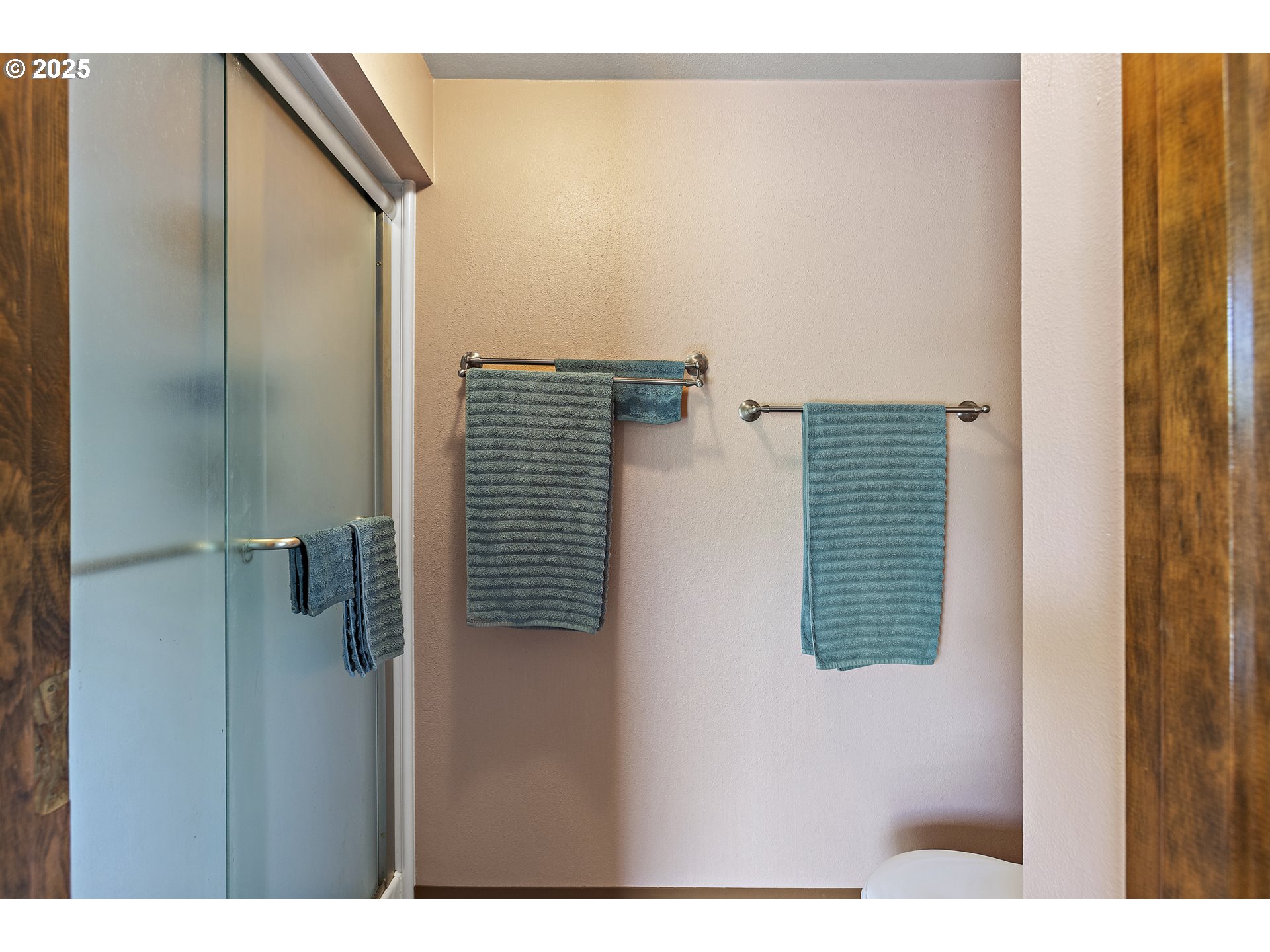 1754 Springtime Court Northeast Keizer, OR 97303 - Photo 18 of 35 a bathroom with a shower