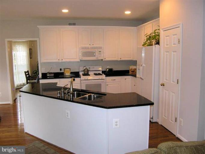 12494 Fox View Way Reston, VA 20191 - Photo 4 of 18 Kitchen