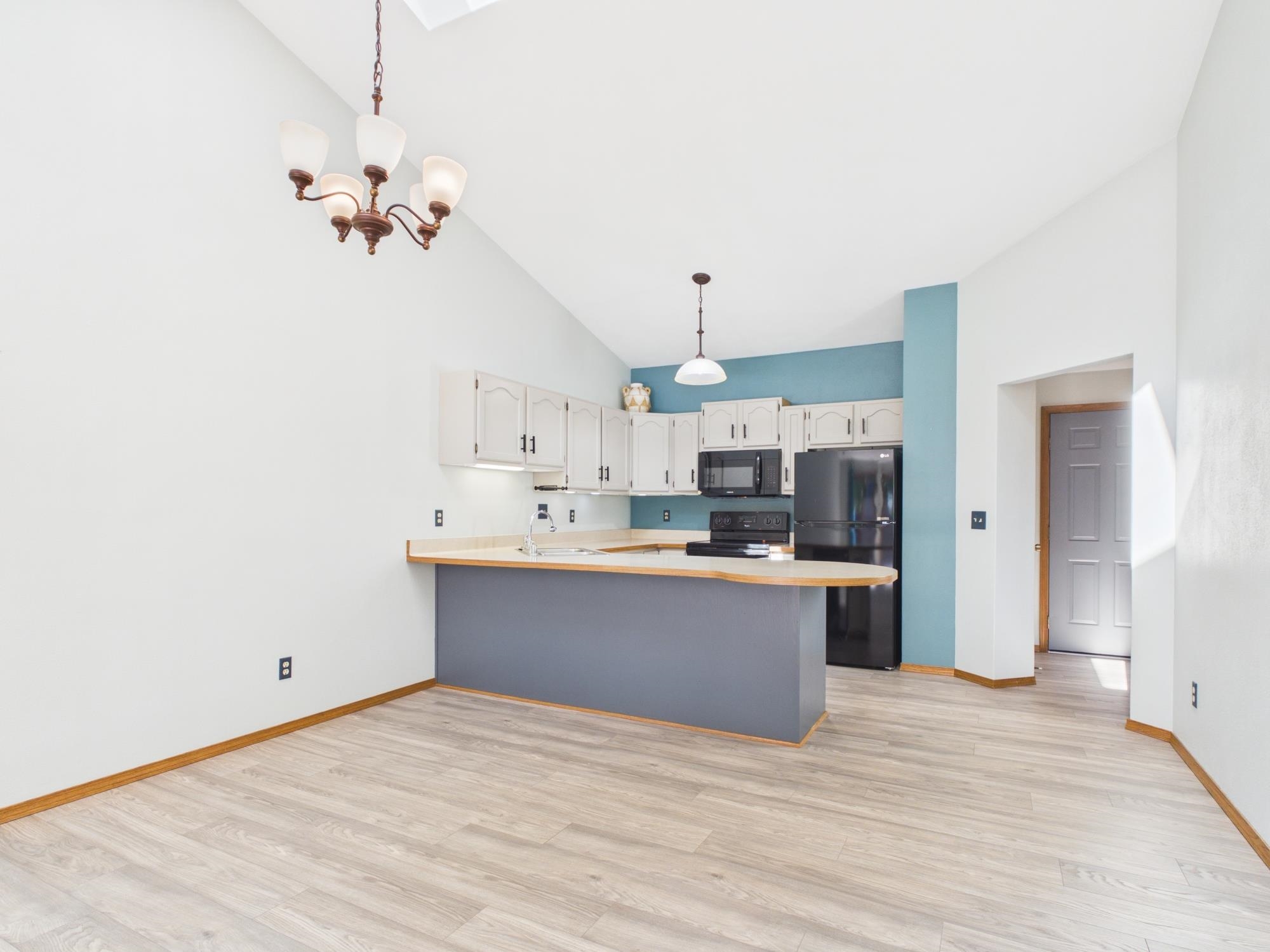 907 West Ridgeview Drive Appleton, WI 54914 - Photo 2 of 22 Gallery Image 2