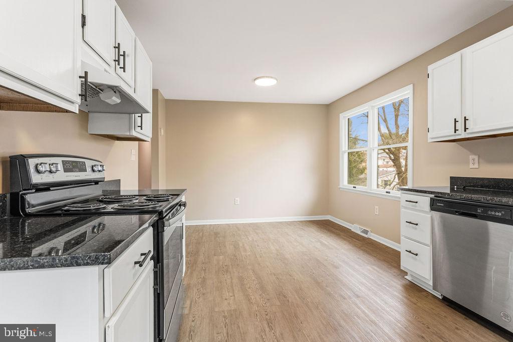 225 Bragg Circle Hanover, PA 17331 - Photo 11 of 32 a kitchen with a stove and a microwave