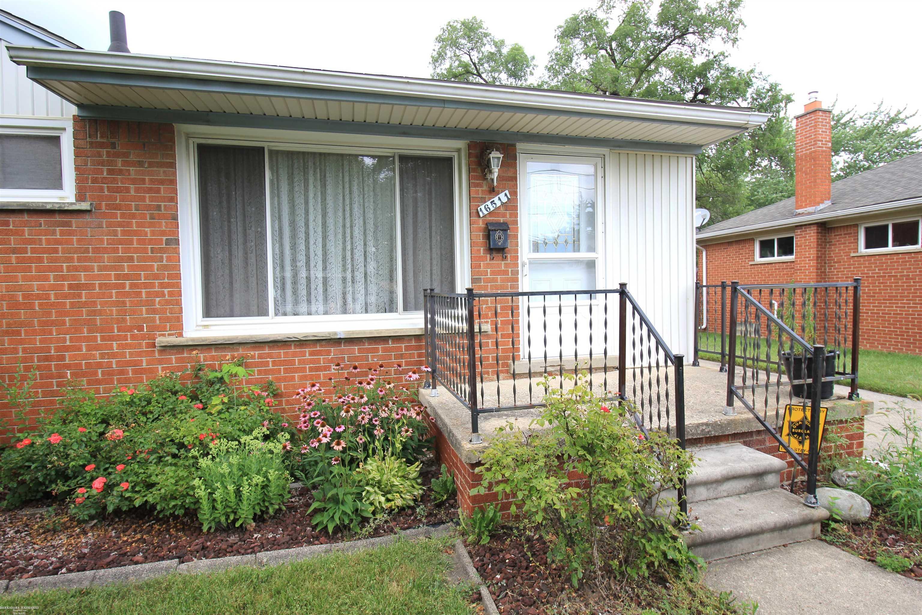 16511 Frazho Road Roseville, MI 48066 - Photo 4 of 20 50183554-e22d589c-9e3e-4407-8035-f3198fb99990.JPG